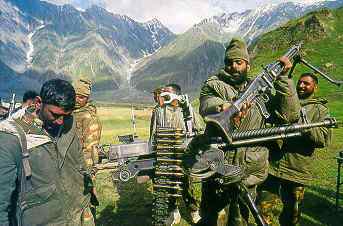 INDIAN ARMY CAPTURES AMMUNATION FROM PAKISTAN.jpg (172144 bytes)